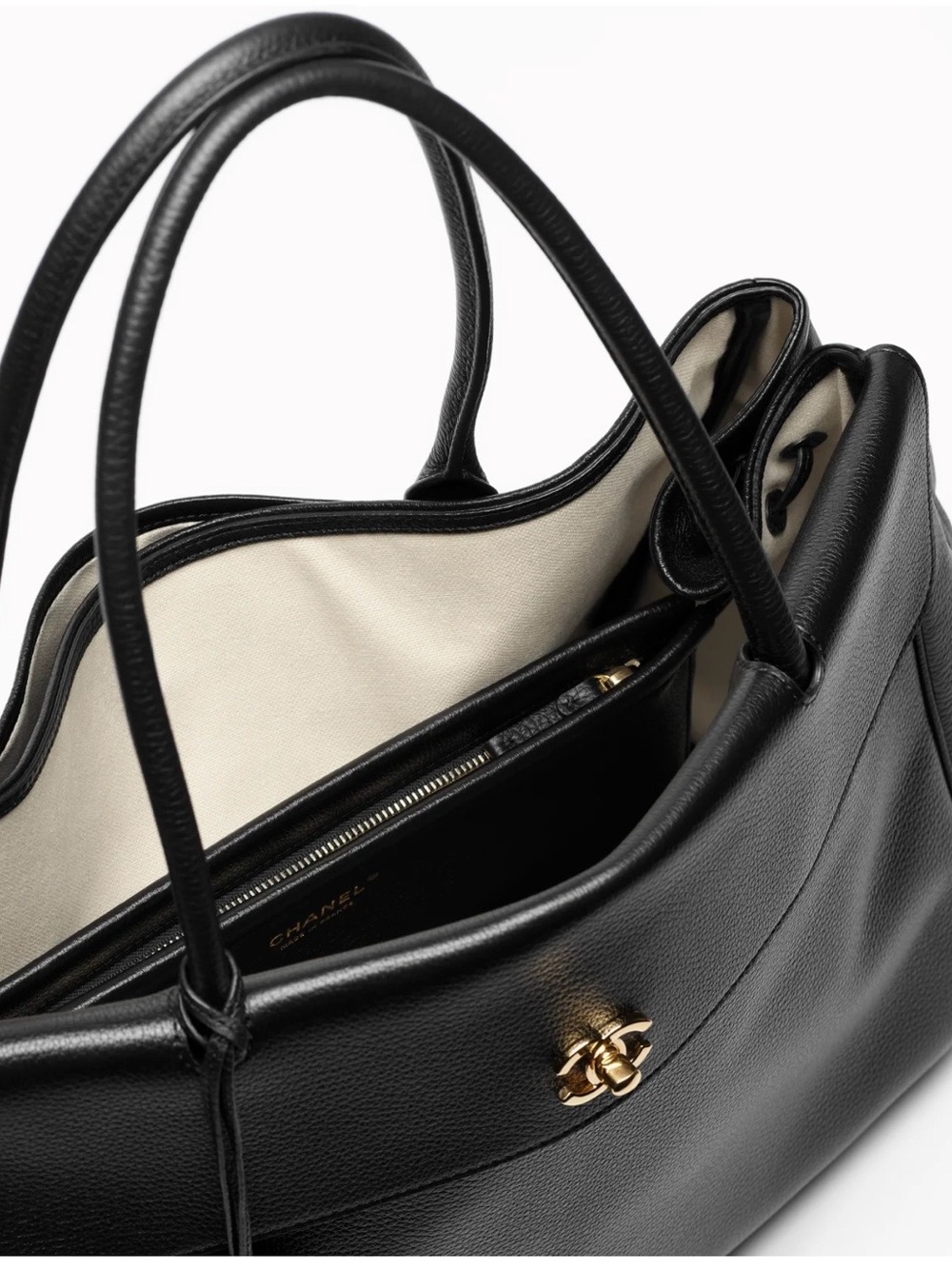 SPRING SUMMER 2026
LARGE
SHOPPING BAG
Grained Calfskin & Gold-Tone Metal
Black - Picture 4 of 6